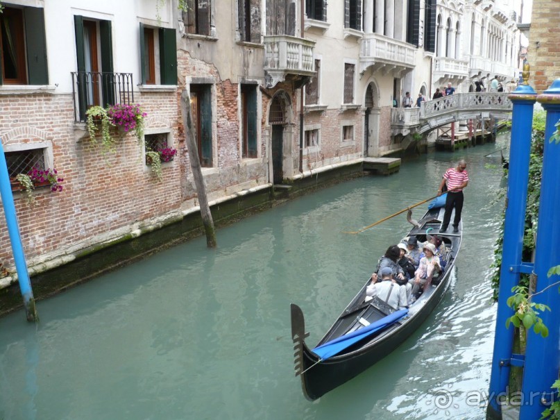 При этом мы на каждом шагу имели возможность любоваться многочисленными каналами и гондолами на них.