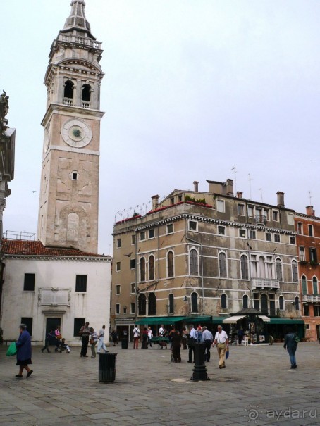 В городе множество маленьких площадей, значительно меньше Пьяцца Сан Марко. Вот одна из них. Здесь тоже стоит какой-то собор. Название не скажу, да это и не важно. Я вообще поняла одну венецианскую закономерность. Где собор, там и площадь при нём.

