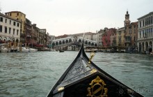 Ну как побывать в Венеции и не покататься на гондоле, не понимаю. Путешествие сказочное! Тем более, что наш «таксист» ещё оказался неплохим певцом. Он нам такие арии выводил. Голос как у Адриано Челентано. Его репертуарчик и исполнял. Но начал с  Санта Лючия Робертино Лоретти. Ну, поехали…