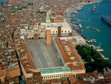 А вот собственно и Пьяцца Сан Марко. Снимок из Интернета, так как я не смогла найти ракурс, с которого можно было бы охватить всю площадь.