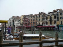 Но мы пришли сюда не за этим. Нам предстояла самая важная и долгожданная часть нашего путешествия по Венеции – катание на гондоле. Это причал катеров и гондол.