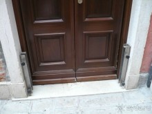 Кстати, хочу вам показать, как венецианцы защищают свои жилища от потопов. В эти две направляющие вставляют прорезиненные щиты, закрепляют их болтами, и вода за них не заливается.