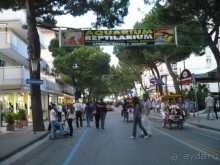 Лидо=де-Изоло. Центральная самая длинная улица города. Вокруг полно развлечений.