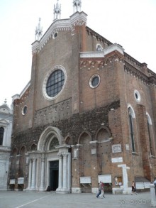 Побывали мы и на площади Санти Джованни э Паоло (Св.Иоанна и Павла). 

Здесь стоит одноименная церковь. Эта церковь стала почетной усыпальницей венецианских дожей. Здесь захоронено 25 дожей, а также многие известные деятели Венеции.

 

