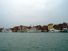 Возле причалов стояли такие красивые яхты.