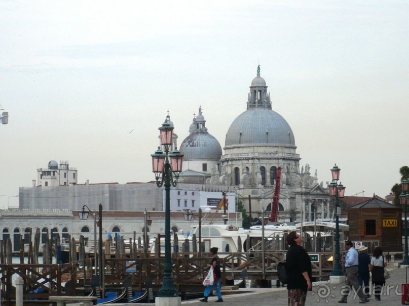 Отсюда же открывается замечательный вид на базилику Делла Салюте на соседнем Троицком острове (делла Тринита). Вообще это классический венецианский снимок. Я неоднократно его видела, особенно в закатных солнечных лучах. Вот, довелось самой сфотографировать.