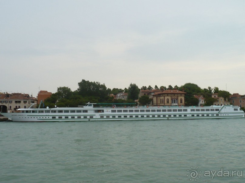 А ещё вот такая вот длиннющая посудина. Еле в объектив поместилась.