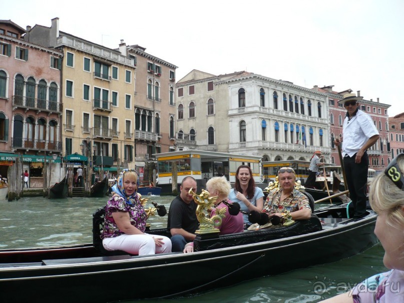 Есть ещё в белой рубашке, но в той же шляпе. А в гондоле люди из нашей группы, обрадовались, что встретились на воде.