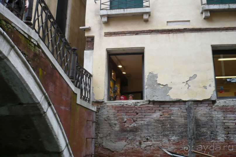 А эти две девчушки что-то очень активно кричали нам из окна и махали руками, но когда мы стали их фотографировать, застеснялись и спрятались.