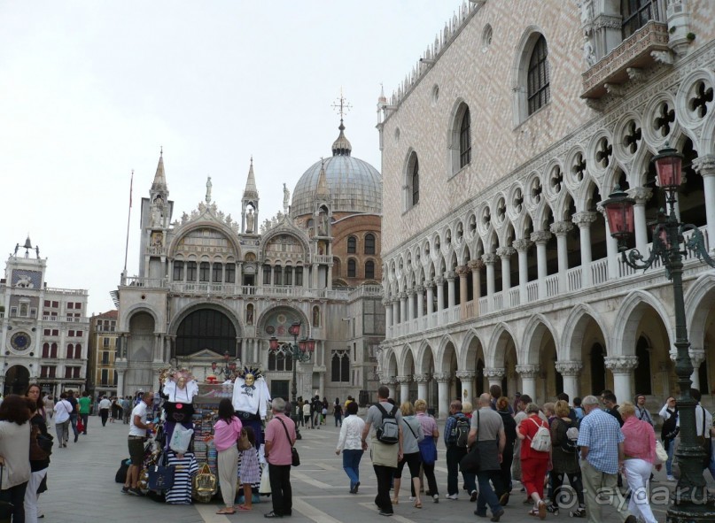 Рядом с Дворцом дожей стоит замечательная по своей красоте Базилика Сан Марко. Здесь до сих пор проходят службы.
Именно из-за службы нас туда и не пустили. Жаль. А говорят, что в алтарной части хранится уникальнейшее из сокровищ Венеции - "Золотой алтарь" (Пала д'Оро), изготовленный в Константинополе и украшенный золотом, драгоценными камнями и эмалями. Над его созданием работали в четыре этапа на протяжении 500 лет! А ещё там мраморный пол в некоторых местах выложен мозаикой и неровен из-за оседания грунта, в который вбиты сваи и на котором высится собор. В общем, этого мы не увидели.