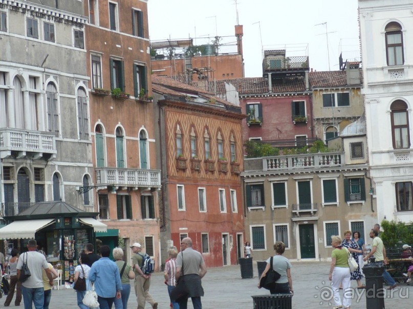 На ней есть одна достопримечательность. Здесь стоит дом, где жила «честная куртизанка» Вероника, про которую снят фильм. Помните? У неё мать была куртизанкой и дочь этому же учила. Вероника выросла и стала не обычной куртизанкой, а прекрасно образованной и воспитанной, весьма начитанной, умеющей поддержать беседу  дамой, но занимающейся определённым ремеслом. У неё была весьма высокопоставленная клиентура. Не помню уже за что, но её стали судить. И оправдали благодаря свидетельским показаниям её влиятельных любовников, которые не побоялись публичного раскрытия своих связей, встали на её защиту. Сюжет вроде бы такой.

Так вот, Вероника жила в этом доме с орнаментом наверху.
