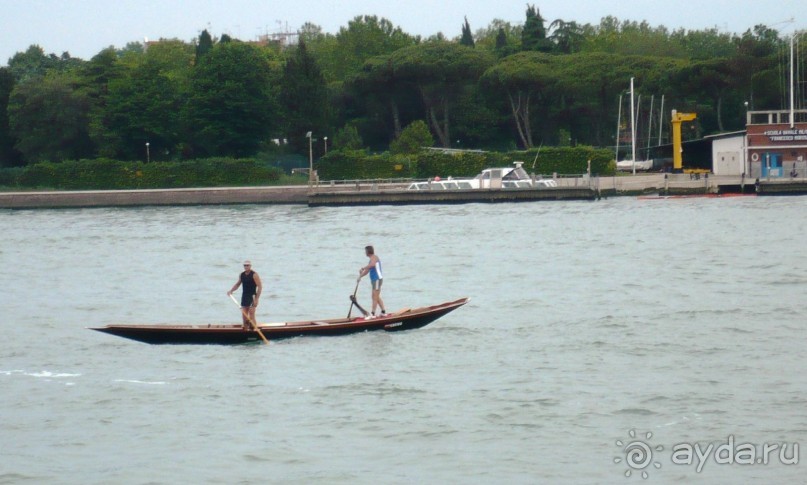 Два молодых человека, видимо, учились управлять  гондолой, что требует большого мастерства. Гондольеры – это особая венецианская каста, мы о них ещё поговорим. 
