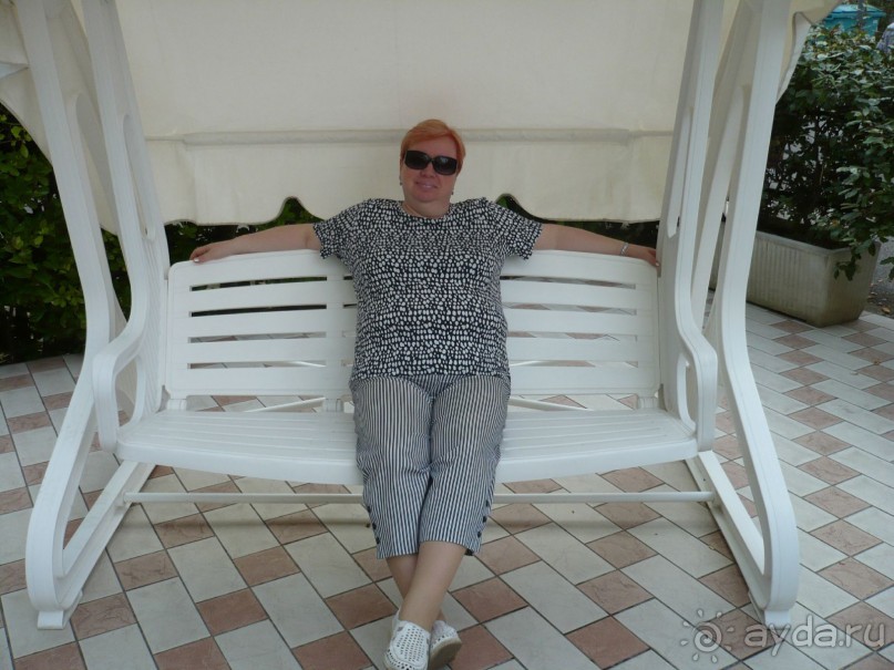 Утром сытая и довольная жду наш микроавтобус возле отеля для дальнейшей транспортировки на причал Лидо-деИзоло.