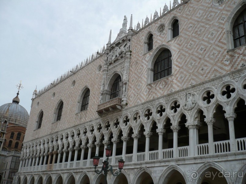 На пьяццетте находится пожалуй самый красивый дворец Венеции – Дворец Дожей (Палаццо Дукале). Это светская постройка Венеции. Здесь заседали правители Венеции – дожи. На протяжении многих столетий здесь принимали законы, выносили приговоры, плели интриги. 

Интересный факт: во дворце есть галерея всех дожей, которые здесь правили, кроме одного. Его звали Марино Фальер. В 1355 году Фальер задумал совершить переворот и сделать свою власть единоличной, но окружение его предало, и дож был казнен как предатель.

Место где должно было быть его изображение навечно закрыто черной занавеской, как проклятие и напоминание о незыблемости принципов венецианской республики

