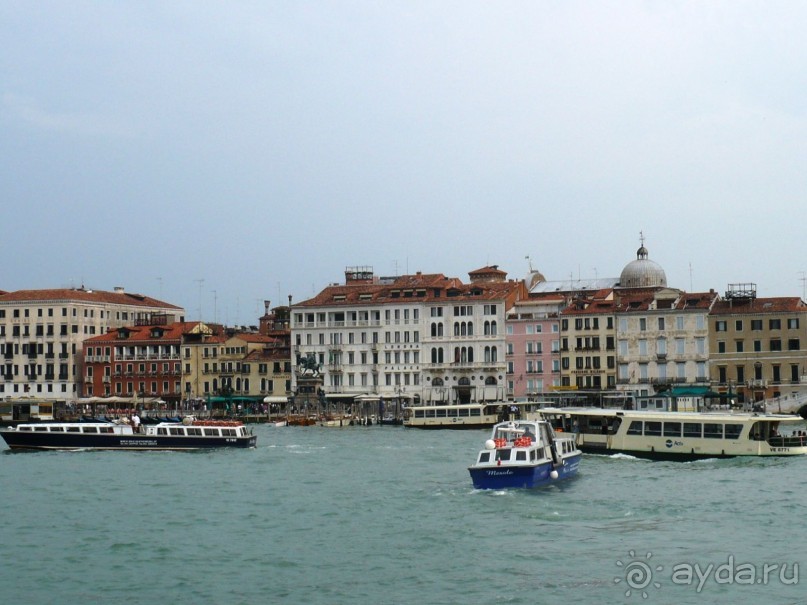 Вышли на одном из причалов с кораблика, прошлись немного по набережной…