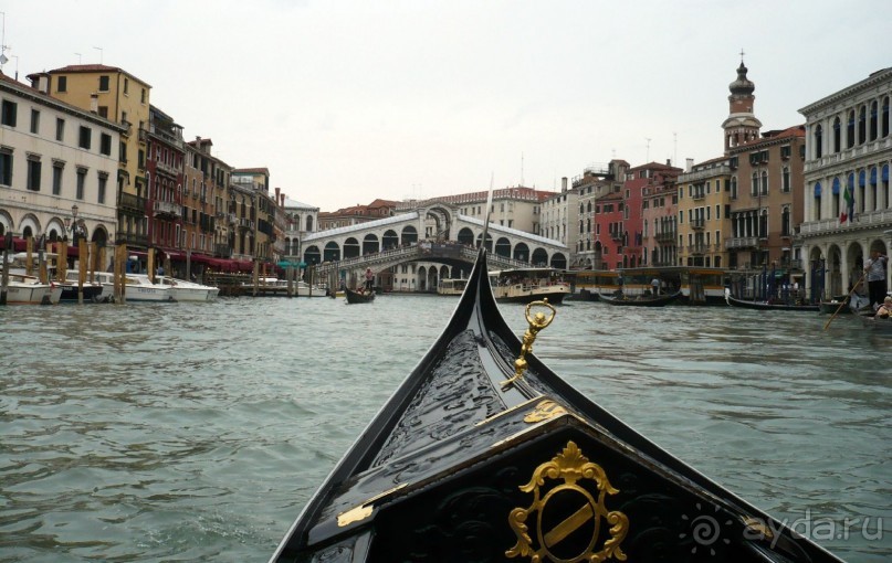 Ну как побывать в Венеции и не покататься на гондоле, не понимаю. Путешествие сказочное! Тем более, что наш «таксист» ещё оказался неплохим певцом. Он нам такие арии выводил. Голос как у Адриано Челентано. Его репертуарчик и исполнял. Но начал с  Санта Лючия Робертино Лоретти. Ну, поехали…