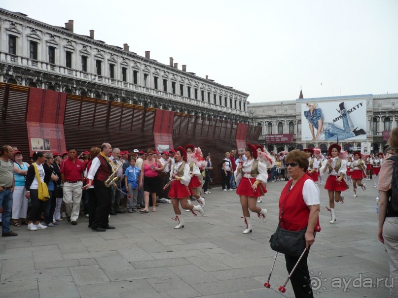 После великолепной прогулки на гондоле, мы вернулись на Пьяцца Сан Марко. Там проходило какое-то шествие.