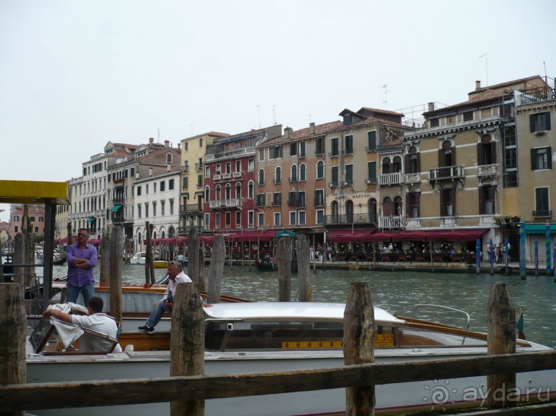 Но мы пришли сюда не за этим. Нам предстояла самая важная и долгожданная часть нашего путешествия по Венеции – катание на гондоле. Это причал катеров и гондол.