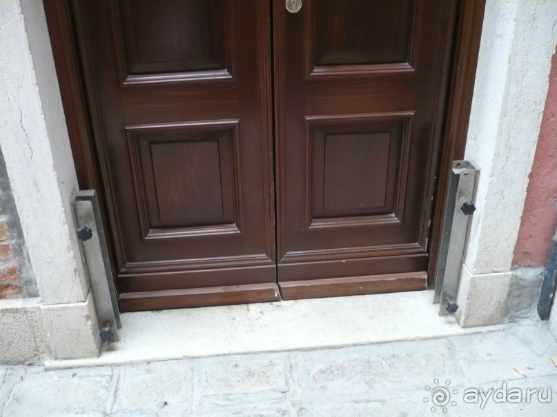 Кстати, хочу вам показать, как венецианцы защищают свои жилища от потопов. В эти две направляющие вставляют прорезиненные щиты, закрепляют их болтами, и вода за них не заливается.