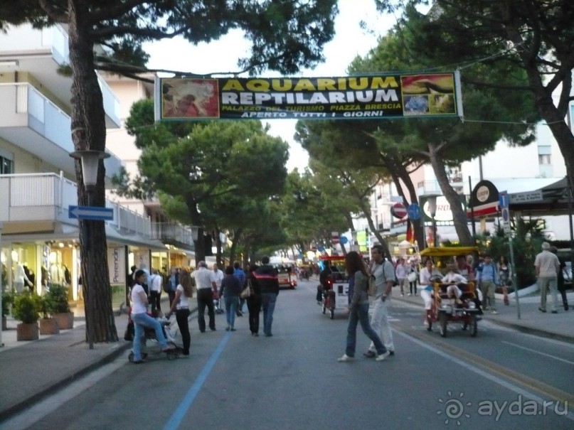 Лидо=де-Изоло. Центральная самая длинная улица города. Вокруг полно развлечений.