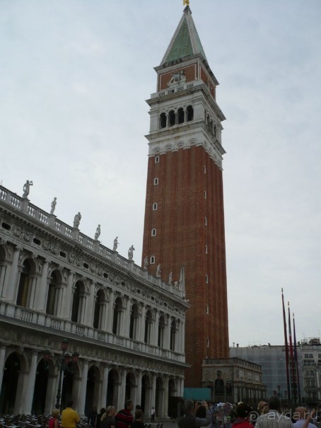 Ещё одна интересная достопримечательность на площади Сан-Марко. Это Компанилла – колокольня. А интересна она вот чем. Вообще то Венеция никогда не перестраивалась. Мы с вами сегодня ходим по тем же камням, по которым ступали великие средневековые политики, живописцы, поэты… Поэтому Венецию и называют уникальным историческим памятником под открытым небом. И всё-таки одна вещь не выдержала испытания временем, это та самая Кампанилла. Башня была построена в IX веке и благополучно простояла 1000 лет. Но 14 июля 1902 года неожиданно рухнула и рассыпалась в пыль. 