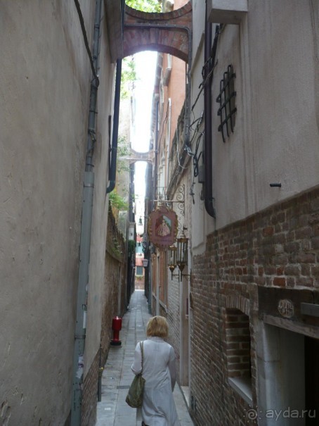 А дальше мы отправились по лабиринтам городских улочек. Иначе я их назвать не могу, настолько они узенькие. Нас сразу предупредили, чтобы от гида мы не отставали, потому что в Венеции можно запросто заблудиться. Даже с картой, мне кажется, будет нелегко. А уж без карты то и подавно. В конечном итоге можно, конечно, выбраться к Гранд Каналу или к Сан Марко, но поплутать придется.

Мы шли по узким переулкам между домами, постоянно по понте (мостикам) переходили рии и риелли, а иногда и рио менуо (каналы и совсем маленькие канальчики). 

В общем вот, смотрите.
