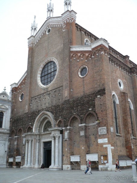 Побывали мы и на площади Санти Джованни э Паоло (Св.Иоанна и Павла). 

Здесь стоит одноименная церковь. Эта церковь стала почетной усыпальницей венецианских дожей. Здесь захоронено 25 дожей, а также многие известные деятели Венеции.

 
