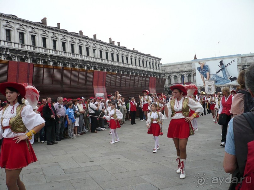 Я немного на него посмотрела и пошла покупать сувениры. А вскоре мы отбыли на кораблике в Лидо-ди-Езоло, сели в машины и поехали обратно в Чехию. Ещё одну вешь не сказала. Многие, кто бывал в Венеции, говорили о грязи и вони на каналах. Так вот, говорю честно, никакой грязи и хоть какого-то маломальского запаха я там не увидела и не услышала. Вода чистая, на фото это видно. Может, мне с сезоном и погодой повезло. Был конец  мая и погода не очень жаркая, градусов 25, солнце пряталось в основном за облаками, но лицо всё равно загорело. 