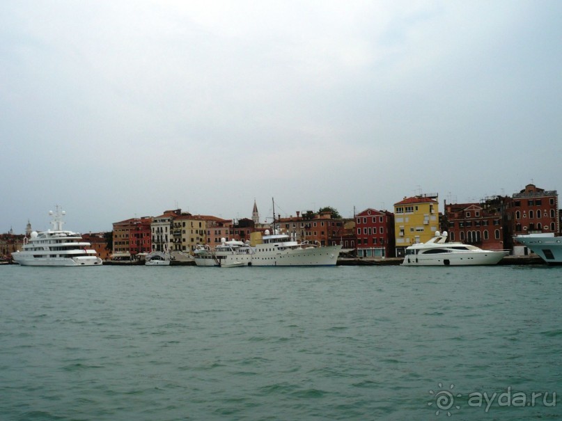 Возле причалов стояли такие красивые яхты.