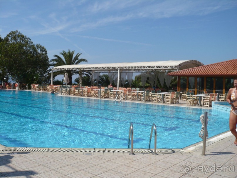 Бассейн,за ним под тентом пулл-бар