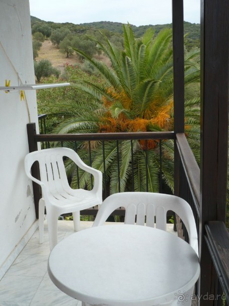 Балкон в номере. Там, где желтые прищепки, сушка для полотенец и купальника.