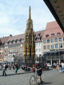 Визитной карточкой Нюрнберга является Рождественский рынок (Christkindlmarkt). Главная рыночная площадь города заполняется многочисленными палатками, торговыми рядами, ярмарочными площадками, и предвкушение праздника длится 3-4 недели до католического Рождества. В это время Нюрнберг посещают 2 миллиона туристов. Саму Рыночную площадь сфотографировать не было возможности, так как на ней стояло великое множество фур и других машин. Видимо, была какая-то ярмарка. Но кое что я сняла. 
На Главной рыночной площади находится Прекрасный колодец – один из старейших колодцев. Дата его создания 1385-1396гг. Над ним возвышается семнадцатиметровая четырехуровневая пирамида. В ограде этого колодца есть впаянное колечко, которое непременно нужно потереть для того, чтобы стать счастливым. Я, конечно же, потёрла. 
