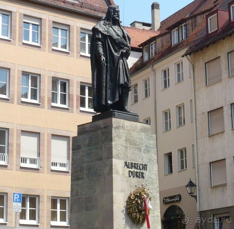 Нюрнберг — особый город. Он славится сразу несколькими интересными вещами, как в Германии, так и по всему миру. Например, 8 декабря 1835 года из Нюрнберга в Фюрт по железной дороге отправился первый поезд в Германии, в тот самый Фюрт, с которым теперь Нюрнберг связан линией метро. А еще в Нюрнберге, а не где-нибудь в Швейцарии специалист по замкам и часовых дел мастер Петер Хенляйн изобрёл первые карманные часы. Именно здесь немецкий учёный и мореплаватель Мартин Бехайм сделал первый глобус, который жив до сих пор.
Но, пожалуй, самым известным уроженцем Нюрнберга является знаменитый художник времен Средневековья — Альбрехт Дюрер. В честь Дюрера названы улицы, площади, пивные, а также об эпохе художника напоминают несколько памятников, расположенных в Старом городе. 
