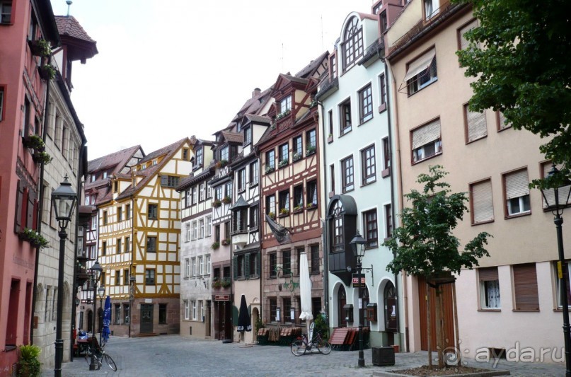 Вообще фахверковых домов (у них балки видны снаружи) в Нюрнберге, как и во всей Германии великое множество. Они придают особый неповторимый колорит городу. Вот, например, целая улочка фахверковых домов.