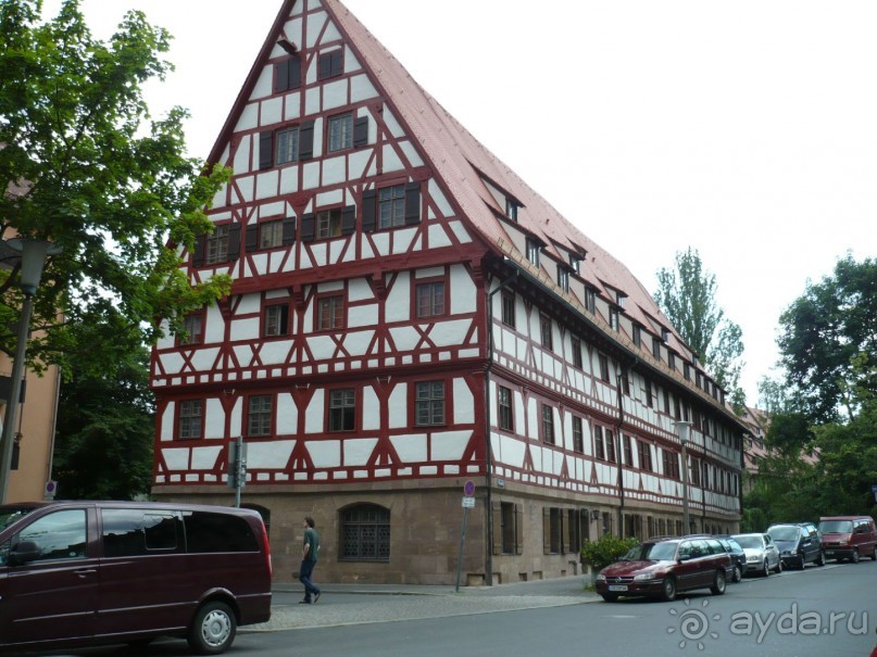 А это один из самых больших фахверковых домов в Европе. Сейчас здесь находится…Как вы думаете, что? Здесь находится студенческое общежитие Городского университета
