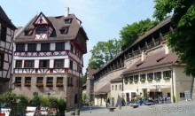 В этом доме он жил. Он так и называется Albrecht Durer Haus. (Дом слева)