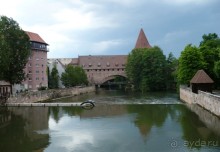Виды вокруг реки такие живописные. Вот, например, устланный деревянными досками мост Кеттенстег. Он был построен в 1824г. И был первым железным висячим мостом Германии, воспринимался в то время как выдающееся техническое достижение. Смотрите внимательнее, мостик вдалеке на фоне арки.