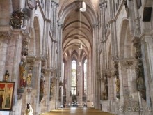 Её внешний вид чем-то напоминает Нотр-Даме-де-Пари в Париже. Но внутри она совсем другая. Если в Нотр-Даме-де-Пари темно, то здесь необыкновенно светло.