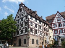 Дом Дюрера находится на площади с трудно запоминающимся и трудно произносимым названием Тиргертнерторплатц. Здесь же стоит один из самых красивых фахверковых домов – Дом Пилата. Его легко узнать по большой статуе Св.Георгия в рыцарских доспехах на его углу.