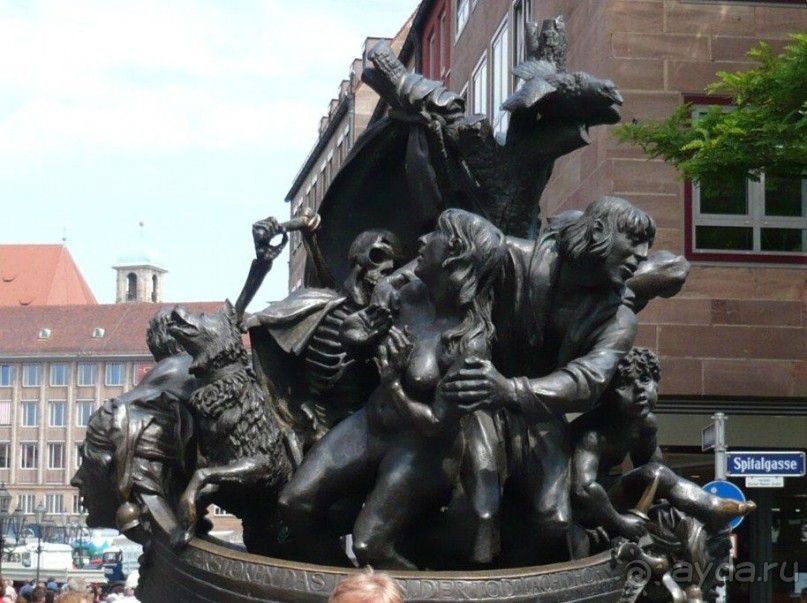 А это уже городская скульптура – Корабль дураков. Сделана по произведению какого-то писателя. Но это неважно. Главное – смотрится необычно.