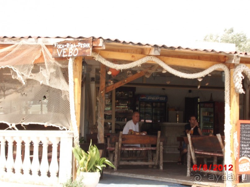 самый лучший ресторанчик, прямо на выходе из апартаментов.