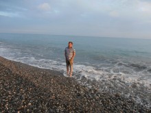 На закате искупаться не отважился, но в море ноги окуну. Вход в море пологий, пляж галечный.