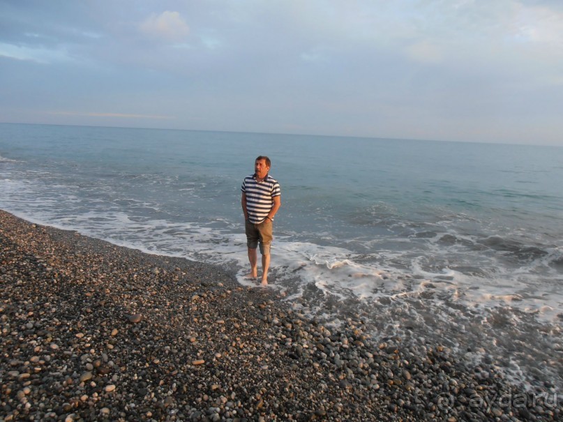 На закате искупаться не отважился, но в море ноги окуну. Вход в море пологий, пляж галечный. На закате искупаться не отважился, но в море ноги окуну. Вход в море пологий, пляж галечный.