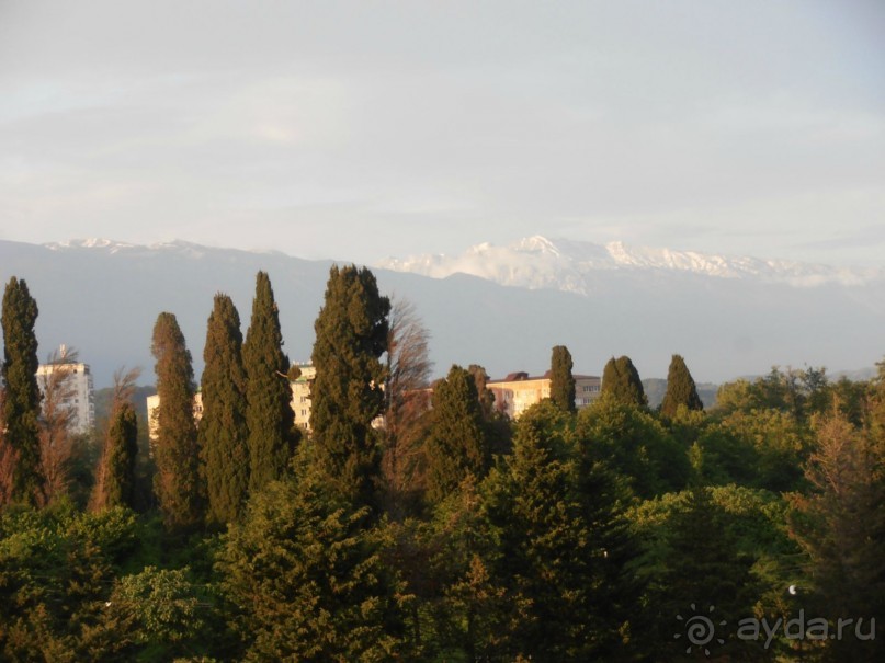 Вид из окна номера на горы