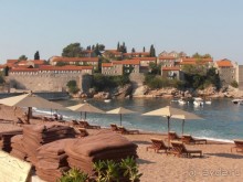 Платный пляж для обитателей острова-отеля Св.Стефан. По 50 евро, между прочим, в день за полотенца и зонтики берут с простых туристов! Для гостей отеля - включено в путевку.