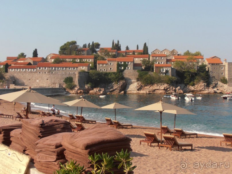 Платный пляж для обитателей острова-отеля Св.Стефан. По 50 евро, между прочим, в день за полотенца и зонтики берут с простых туристов! Для гостей отеля - включено в путевку.