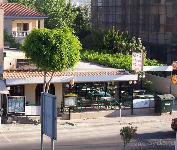 Ресторан через дорогу