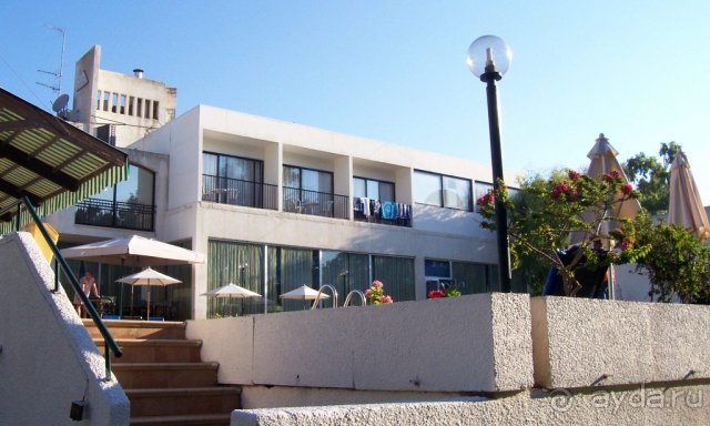 Вид отеля с лужайки