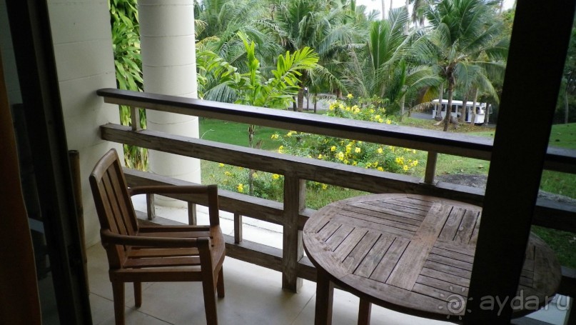 Балкон, из него виден рейсовый белый трамвайчик