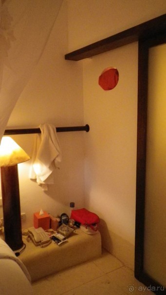 Овальные дыры в стенах)